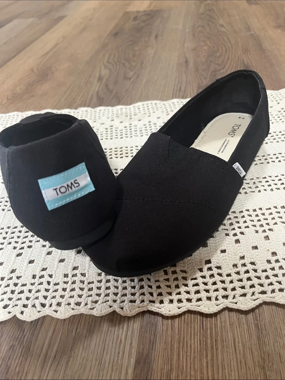 Toms women’s Slip-On Sneakers in Black size 8 NWOB